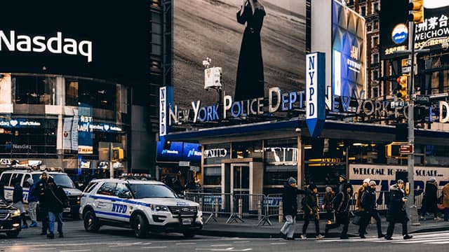 Norges Bank Cuts Key Rate But Hints at Very Gradual Easing Going Forward