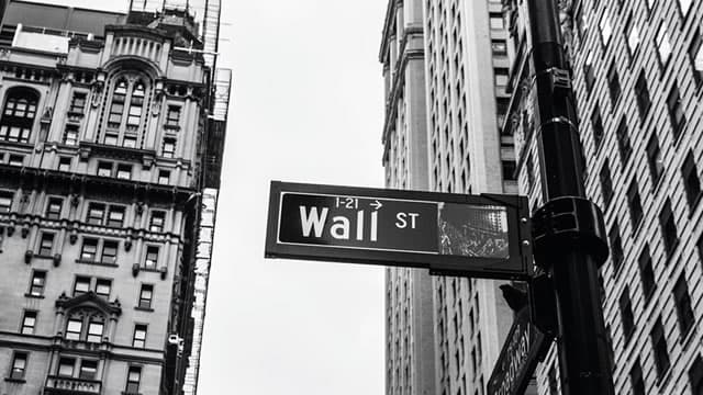 Wall Street Bets Rates Will Drop Much More Than the Fed's Forecasts